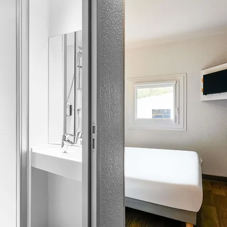 Hotelf1 Loubet * Villeneuve-Loubet